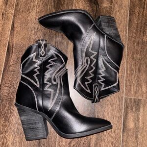 Women’s size 9 black Dolce Vita cowboy boot short